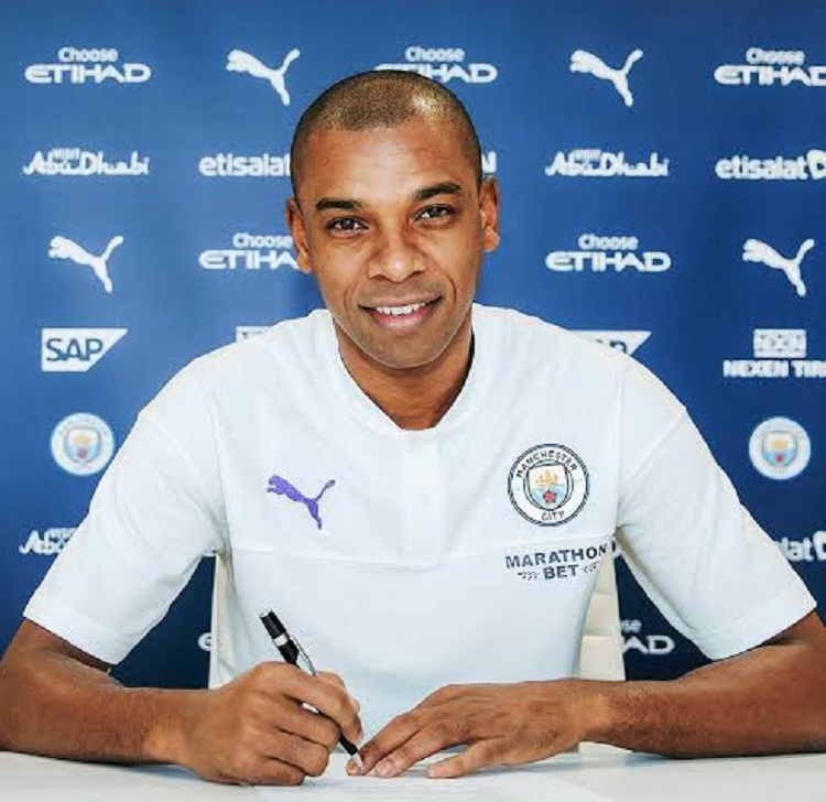 Dikabarkan Dilepas, Fernandinho Malah Perpanjang Kontrak di City