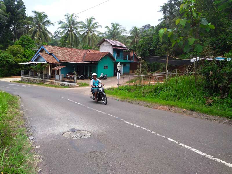 Jalan Kabupaten Dipenuhi Jalan Berlubang