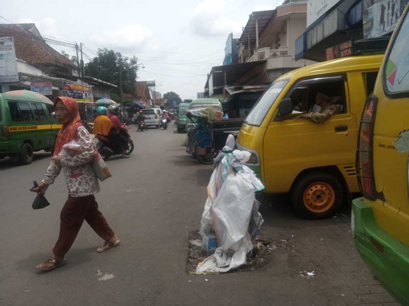 Rusak, Hanya Ditutupi Tiang Terbungkus Karung