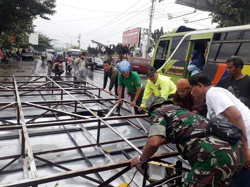 Reklame Roboh Karena Kedalaman Tiang Dangkal