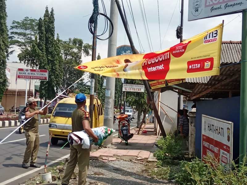 Liar dan Kedaluwarsa, Ratusan Reklame Dicopot Paksa