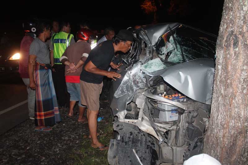 Oleng, Truk Box Tabrak Xenia