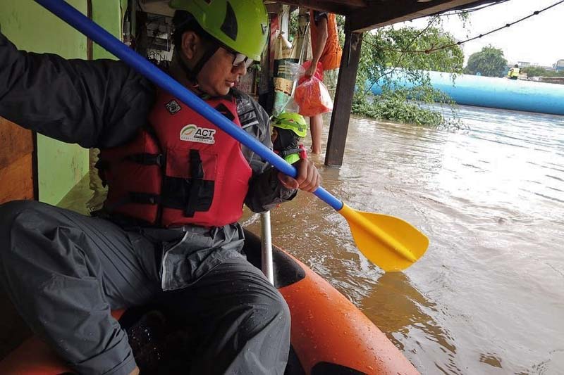 Awal Tahun Jabodetabek Dikepung Banjir, ACT Terjunkan Tim Rescue
