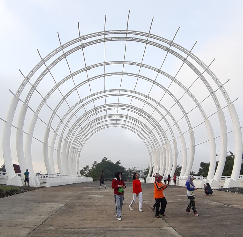 Jembatan Jalan Tembus Jensoed-Gerilya Laris untuk Selfie