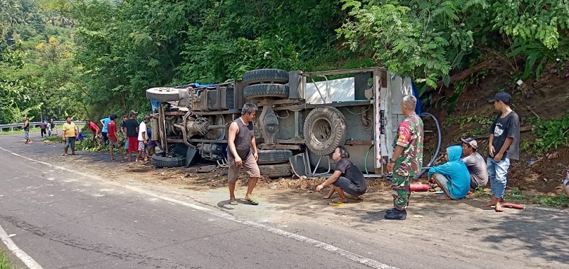 Diduga Rem Blong, Tangki BBM Terguling di Mandiraja