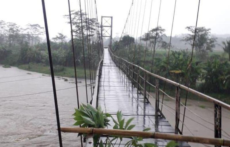 Alas Kayu Jembatan Sindang Jebol Lagi
