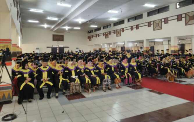 Upacara Penyerahan Ijazah UT Purwokerto Diikuti 611 Wisudawan