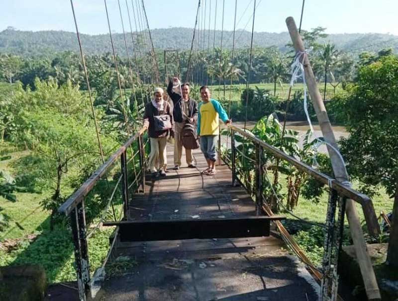 Jembatan Sindang Ditutup Total, Masih Ada yang Nekat Nyebrang