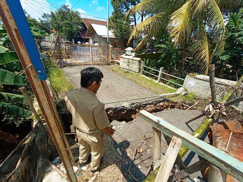 Tak Kunjung Diperbaiki, Mergasana - Kertanegara Tak Bisa Dilalui Mobil