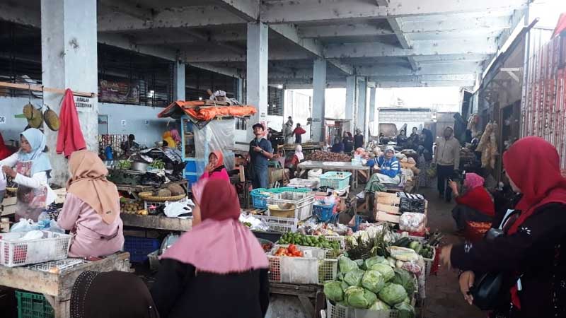 Punya Los, Pedagang Pasar Pilih Jualan di Parkiran