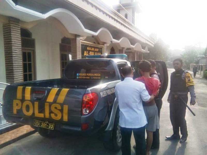 Bawa Clurit dan Blokade Jalan, Seorang Pria Diamankan Polisi