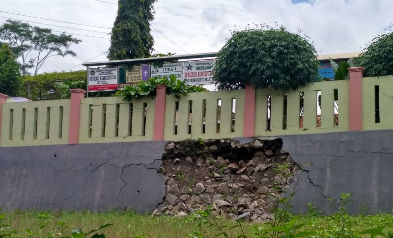 Kurang Semen, Pondasi Tembok Sekolah Ambrol