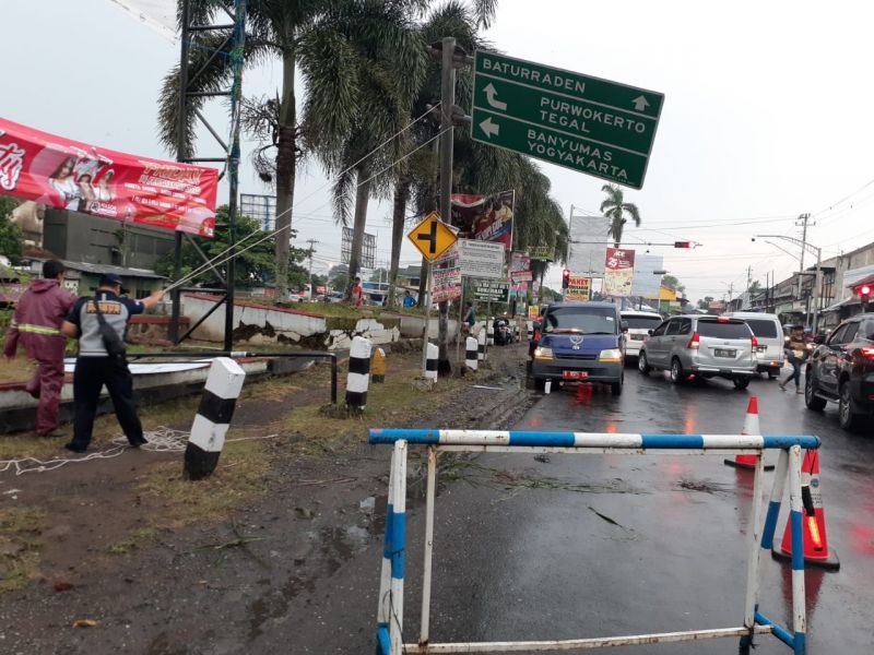 Hujan Disertai Angin Kencang, Rambu di Simpang Empat Sokaraja Terangkat
