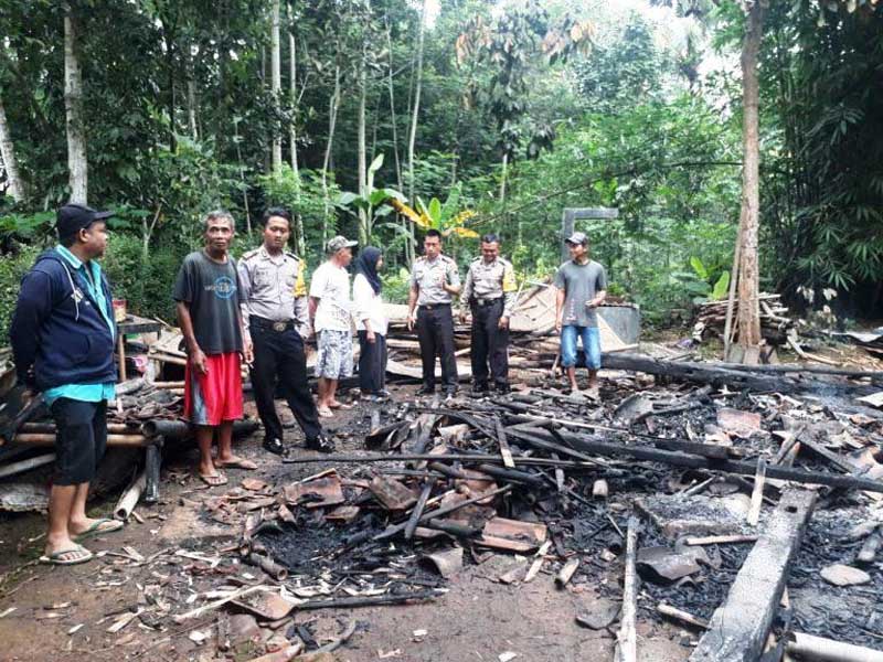 Akibat Puntung Rokok, Satu Rumah Ludes Terbakar