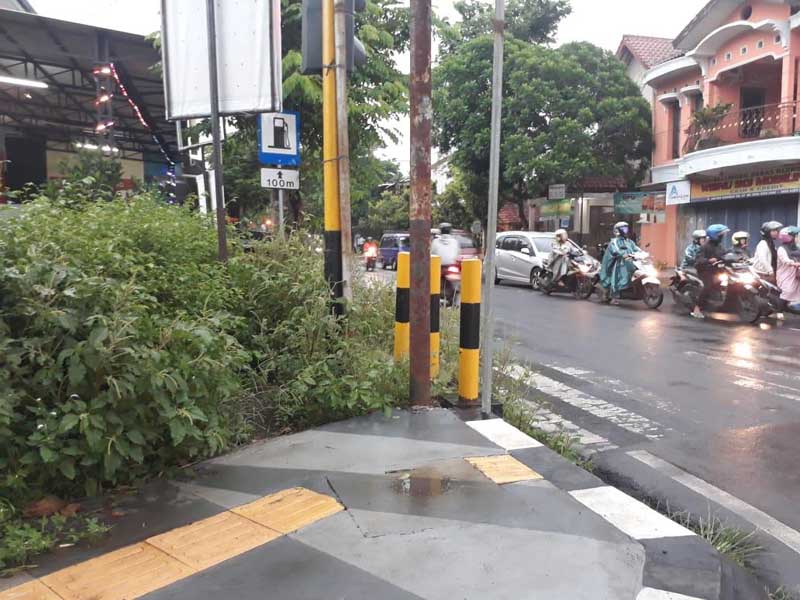 Trotoar Simpangan Banteng Dipenuhi Rumput