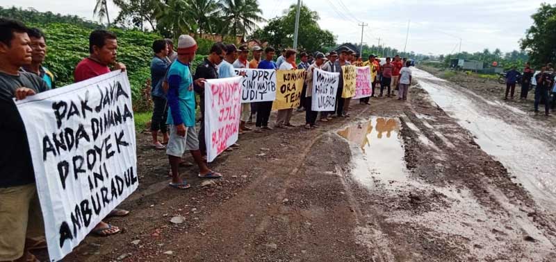 Warga Protes Pembangunan Jalur Lingkar Selatan Selatan