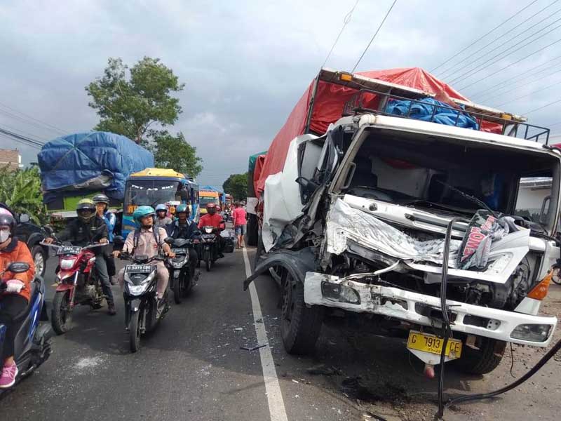 Rem Blong, Truk Tronton Tabrak Empat Kendaraan
