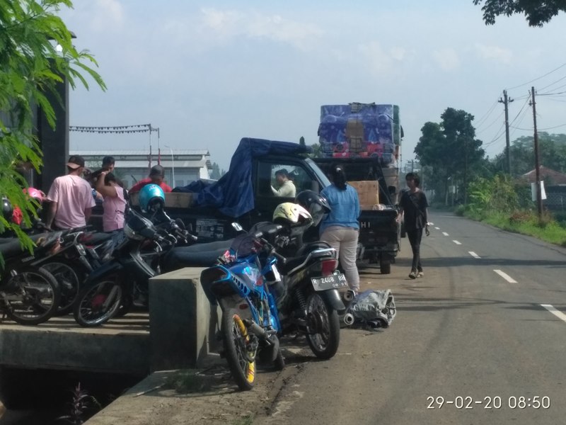 Aktivitas Bongkar Muat Mengganggu Lalu Lintas