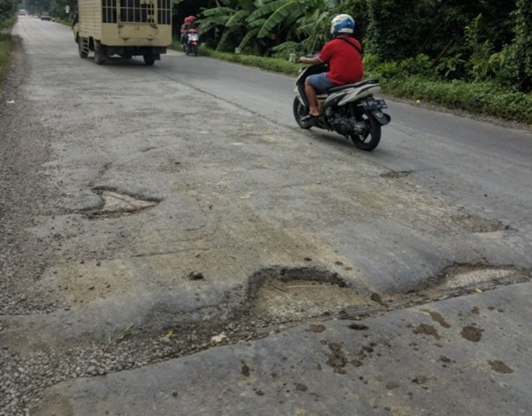 Aspal Jembatan Kali Bugel Terikikis Bahayakan Pengendara