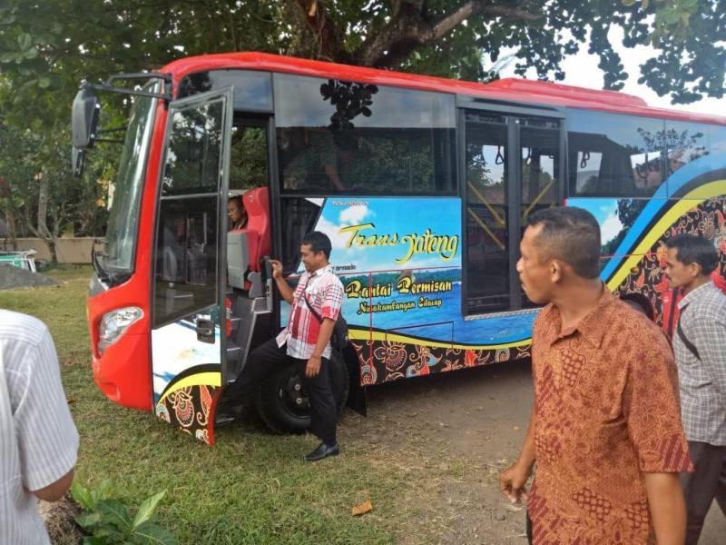 BRT Berlakukan Jaga Jarak Antar Penumpang