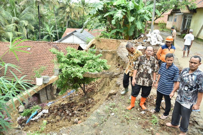 Hujan, Belasan Rumah Tertimpa Longsor