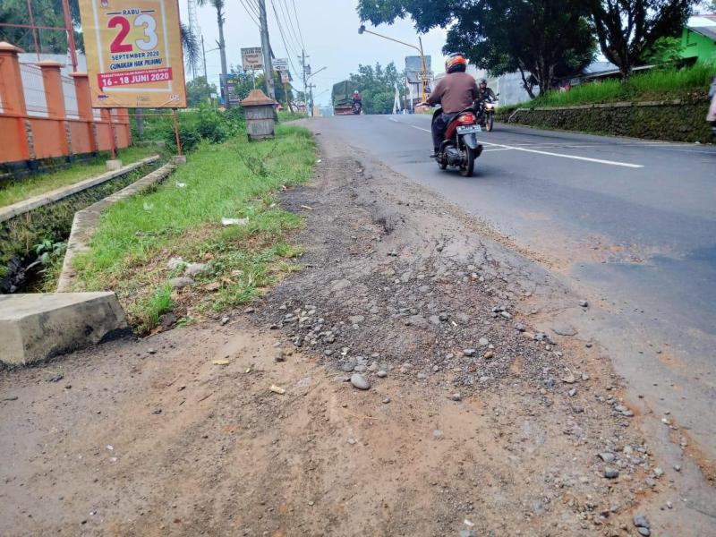 Jalan Raya Kalikajar Makin Memprihatinkan