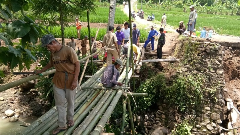 Ambruk, Jalan Dihubungkan Jembatan Bambu