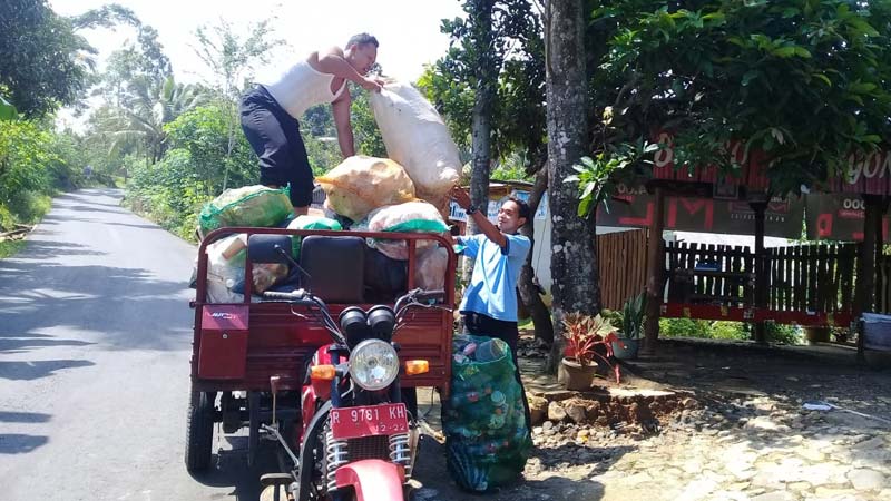 Peduli dan Kebersamaan, KPM Setor Sampah Saat Ambil Bansos