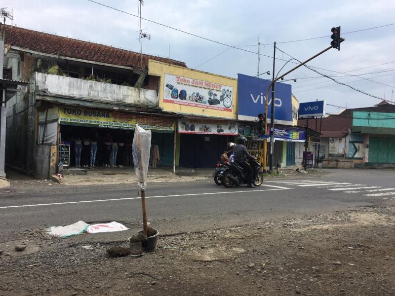 Lubang Jalan di Padamara Makan Korban