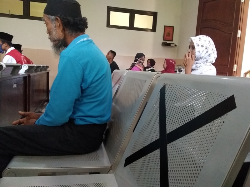 PN Banyumas Terapkan Jaga Jarak Pengunjung Sidang