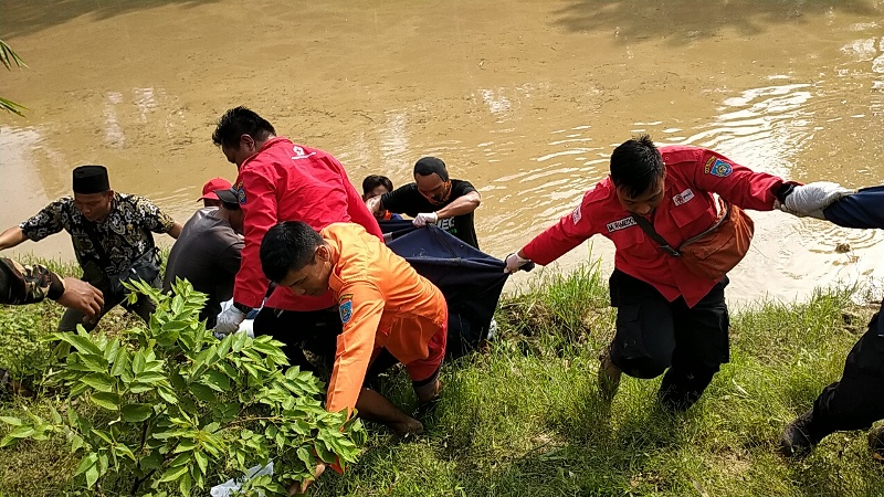Diduga Terpleset, Pedagang Ditemukan Mengambang di Sungai