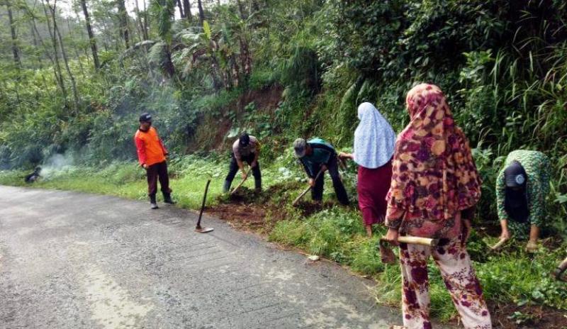 Rawan Laka, Warga Bersihkan Bahu Jalan