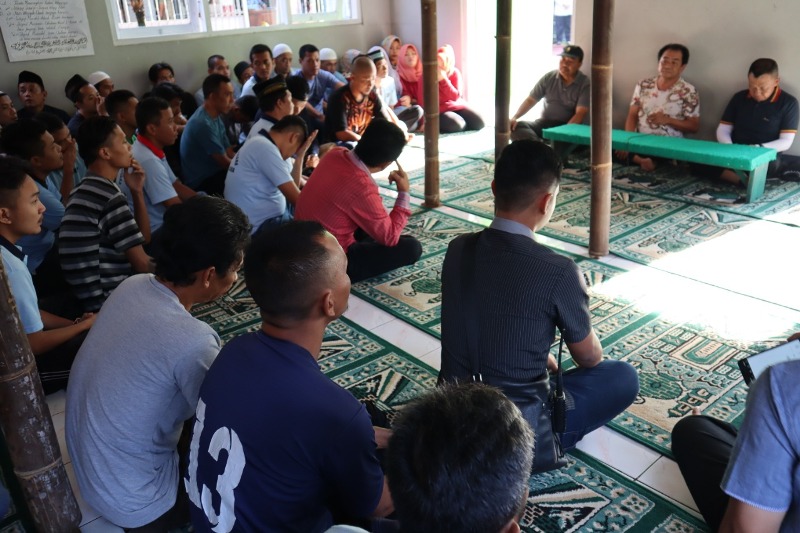 Wing Chin Menyantap Nasi Bungkus Bareng Napi