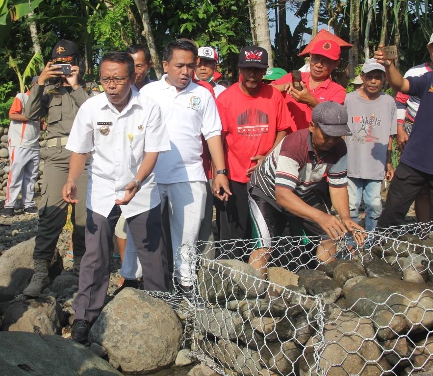 Antisipasi Banjir Ulangan, Warga Tajug Bangun Bronjong