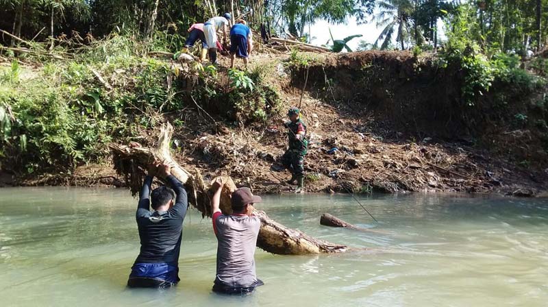 Antisipasi Banjir, TNI dan Warga Bersih Sungai