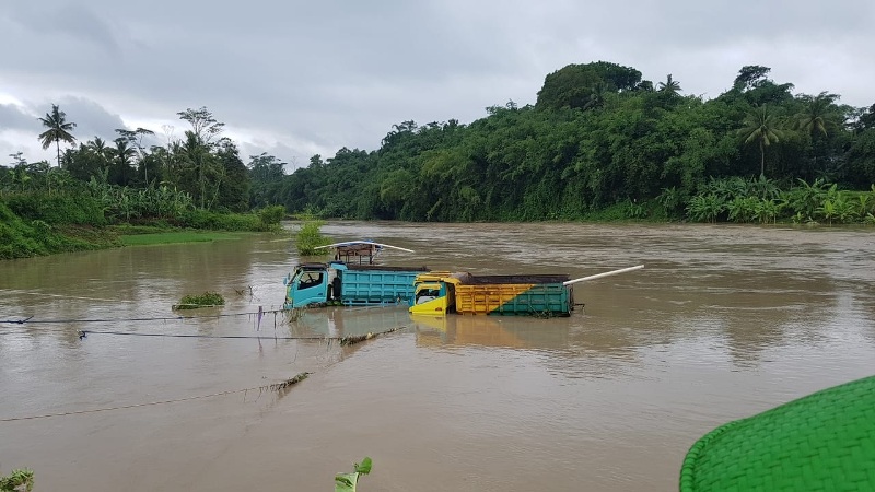 Banjir, Dua Truk Tenggelam di Sungai Serayu