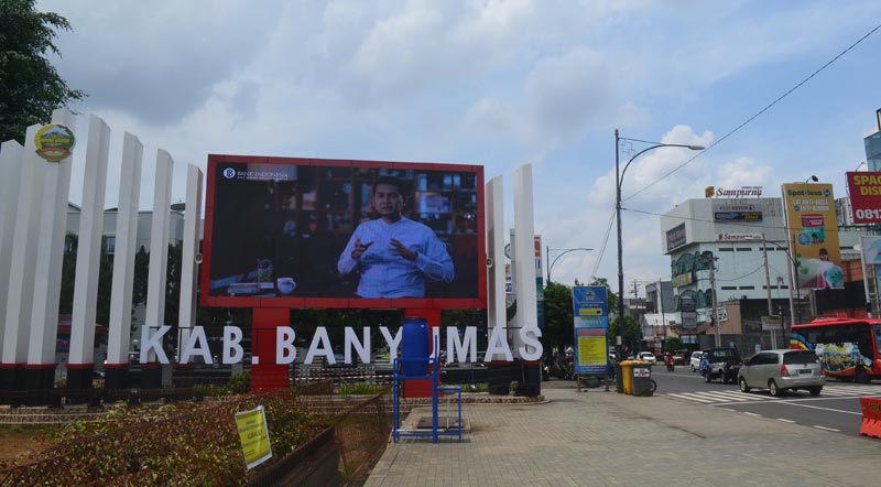 Videotron Alun-alun Purwokerto Tetap Tayangkan Info Corona