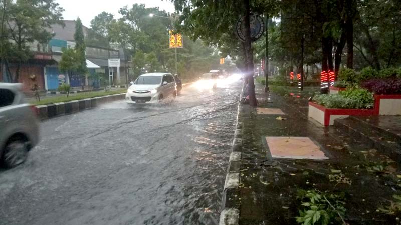 Jalan Mayjend Sungkono Purbalingga Tergenang Air Setinggi 50 Cm