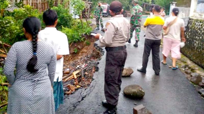 Jalan Desa Makam Ambles Sepanjang 15 Meter Akibat Diguyur Hujan