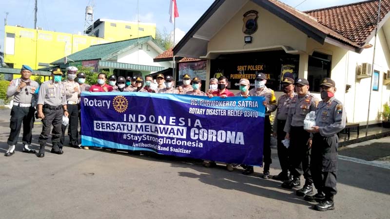 ROTARY Club Purwokerto Satria Bagi Hand Sanitizer Pada Anggota Kepolisian dan TNI