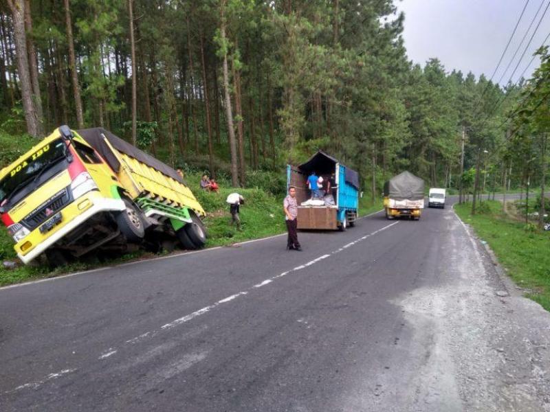 Truk Bermuatan Kedelai Terperosok ke Selokan