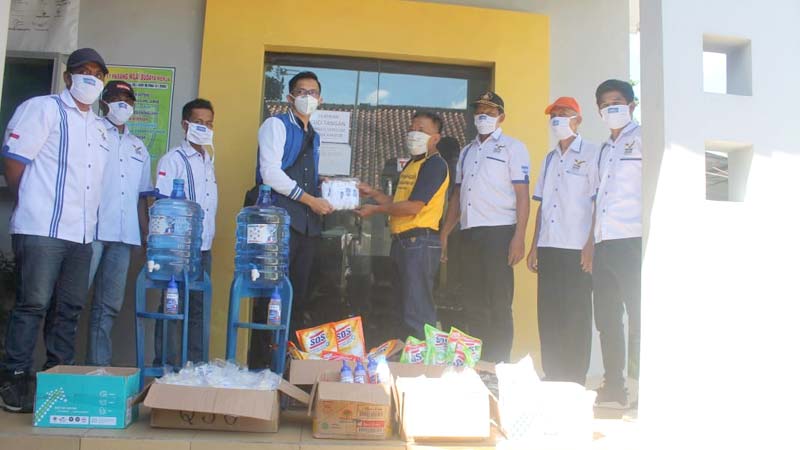 Wakil Ketua DPRD Banjarnegara Bagikan Ribuan APD