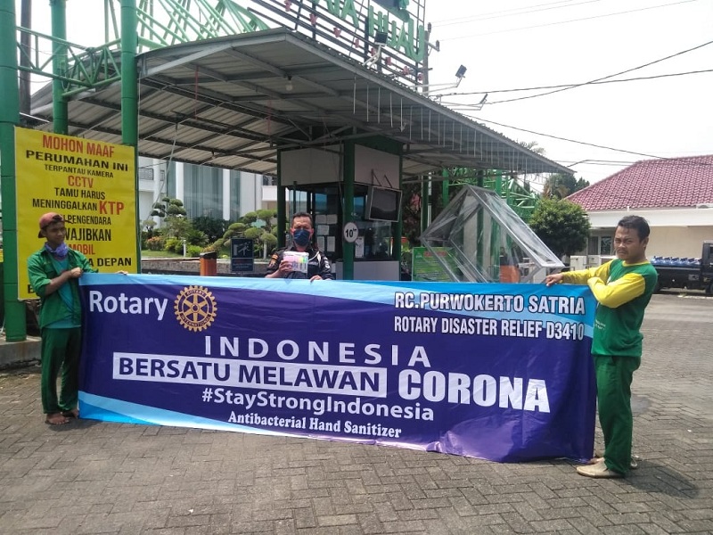 Rotary Club Purwokerto Satria Bagi-bagi Hand Sanitizer Gratis