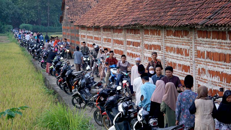 Ratusan Warga di Kebumen Tetap Ziarah Makam Leluhur Jelang Ramadan