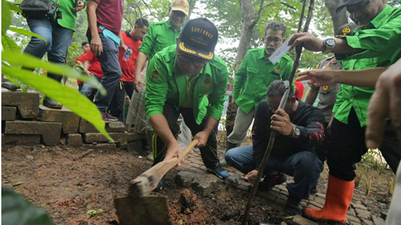 Bersama Warga, Ridwan Kamil Tanam 8 Ribu Pohon di Bantaran Kali Bekasi Kemang Pratama