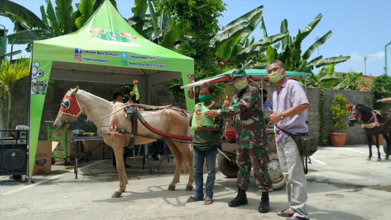 LB Swalayan Berbagi Dengan Tukang Becak dan Andong