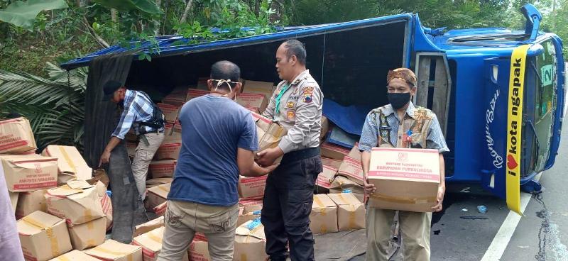 Truk Pengangkut Bantuan Pemkab Terguling