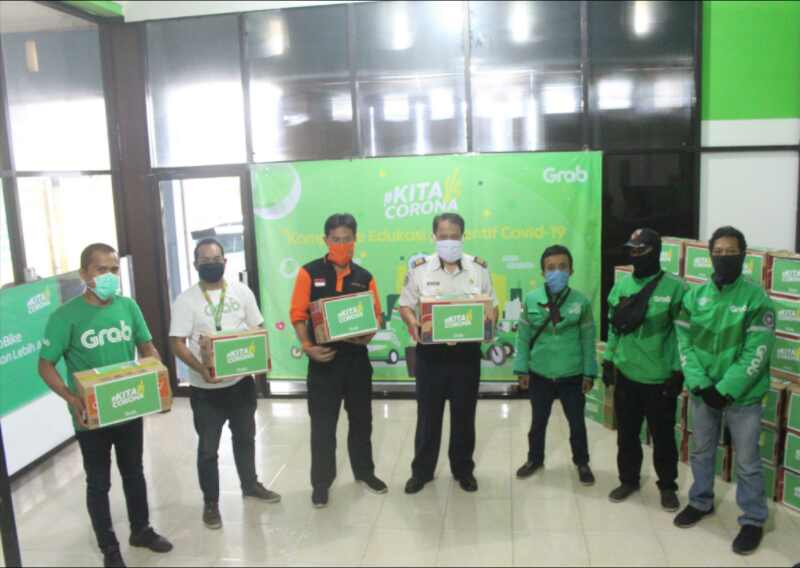 Grab Bagikan Bersama Paket Sembako & Masker kepada Mitra Pengemudi