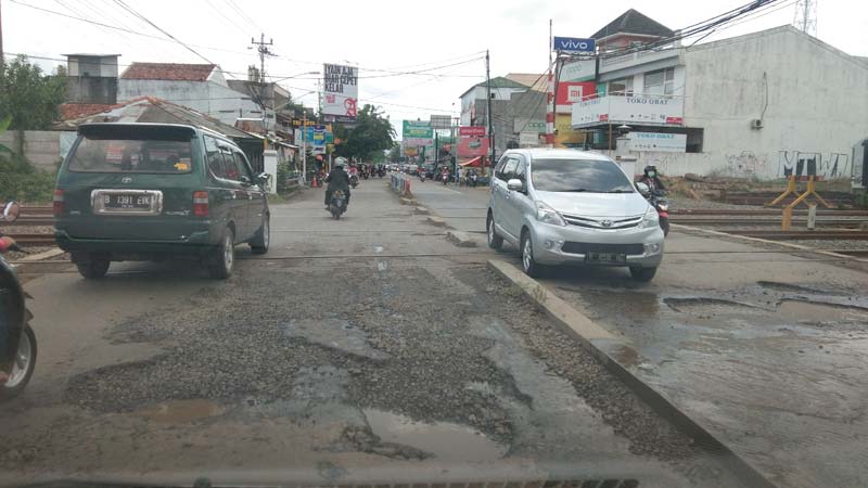 Jalan Perlintasan KA Kroya Rusak Berat