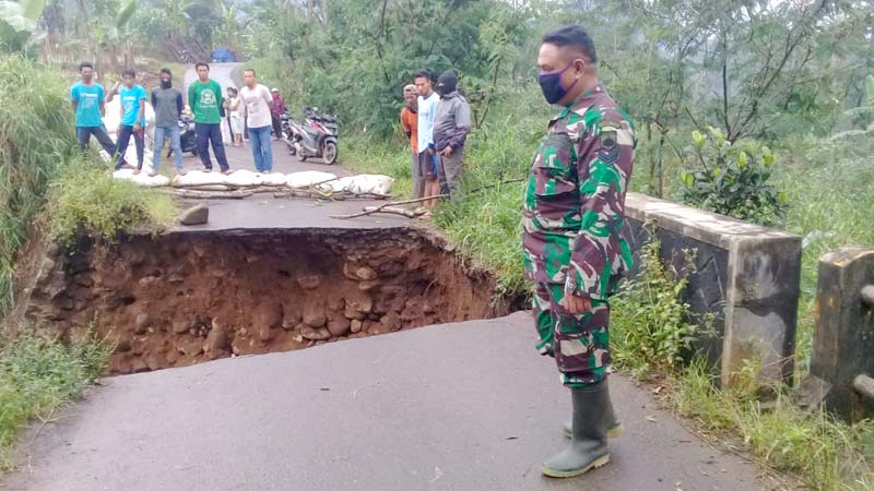 Terseret Banjir, Jembatan Kali Bojong Ambruk